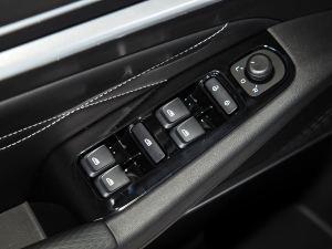 2022款第4代 1.5L CVT尊贵型 主驾车窗控制区	