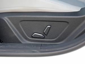 2022款第4代 1.5L CVT旗舰型 主驾驶座椅调节
