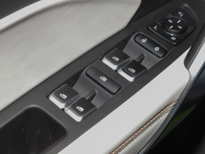 2022款X 1.8TD 7DCT 智联型 主驾车窗控制区	