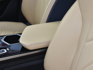 2023款1.5TD DCT尊贵型 中央扶手箱