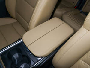 2023款2.0T DCT豪华型 中央扶手箱