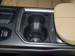 2023款2.0T DCT豪华型 前排杯架