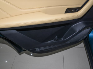 2023款2.0T DCT豪华型 后门储物空间