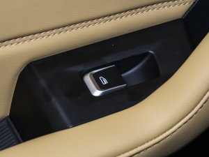 2023款2.0T DCT豪华型 后排车窗控制区