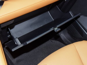 2023款1.5T DHT增程电动旗舰版 手套箱