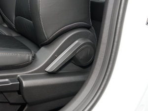 2023款第4代冠军版 1.5L CVT豪华型 主驾驶座椅调节