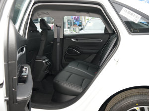 2023款第4代冠军版 1.5L CVT豪华型 后排空间