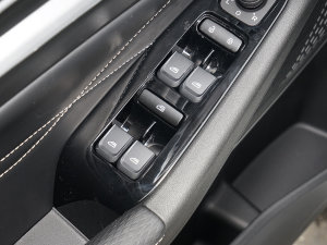 2023款第4代冠军版 1.5L CVT豪华型 主驾车窗控制区	