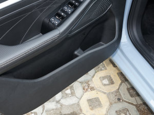 2023款第4代冠军版 1.5L 手动豪华型 前门储物空间