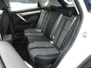 2023款1.5T DCT铂金版 后排座椅