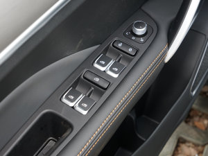 2023款1.5T DCT铂金版 主驾车窗控制区	