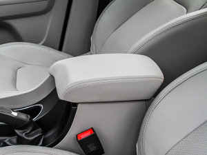 2014款三厢 1.3T 手动精英型 中央扶手箱
