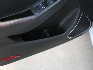 2016款1.3T 手动尊贵版 前门储物空间