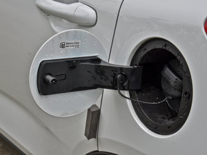 2016款优雅版 1.8L 手动领尚型 油箱盖