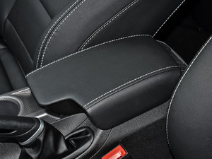 2016款优雅版 1.8L 手动领尚型 中央扶手箱
