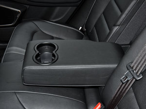 2016款优雅版 1.8L 手动领尚型 后排中央扶手