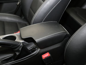2016款运动版 1.8L 手动领尚型 中央扶手箱