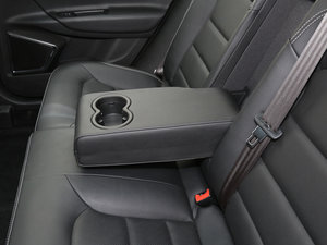 2016款运动版 1.8L 手动领尚型 后排中央扶手