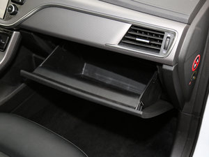 2016款运动版 1.8L 手动领尚型 手套箱