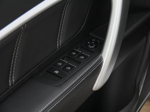 2016款三厢 1.3T 手动向上型 主驾车窗控制区	