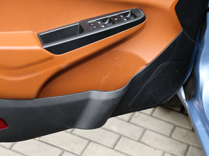 2016款1.5L 手动精英型 国V 前门储物空间