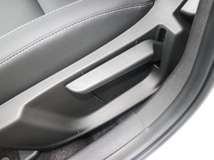 2016款1.3T DCT精英型 主驾驶座椅调节