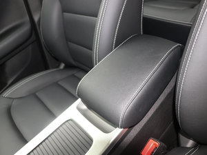 2016款1.3T DCT精英型 中央扶手箱