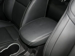 2016款1.8L 手动豪华型 中央扶手箱
