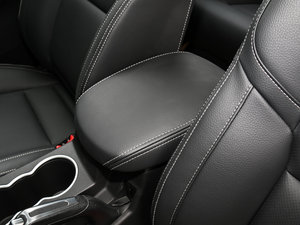 2016款1.8L 手动尊贵型 中央扶手箱