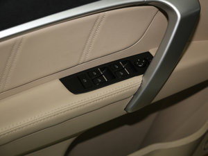 2017款百万款 1.5L CVT豪华型 主驾车窗控制区	