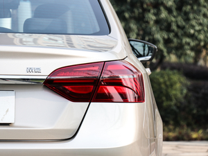 2018款1.5L CVT尊贵型 尾灯