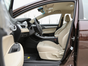 2018款1.5L CVT豪华型 前排空间