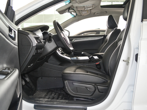 2018款1.8L 手动精英智联型 前排空间