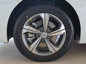 2018款1.8L 自动精英智联型 轮圈