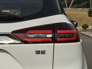 2018款1.8TD 手动两驱智雅型 尾灯