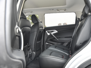 2018款1.8TD 手动两驱智雅型 后排空间