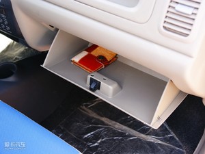 2010款e+ ES经济版 手套箱