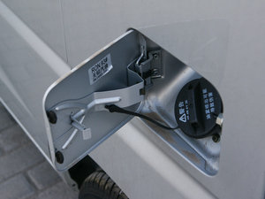 2010款e+ STD标准型 油箱盖