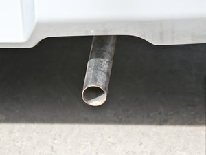 2010款1.0L 经济版 排气管