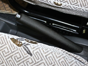 2010款1.0L 经济版 驻车制动器