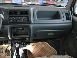 2010款1.0L 经济版 中控区