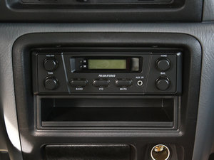2010款1.0L 经济版 中控区