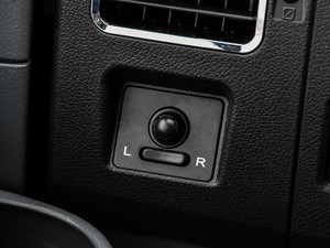 2021款2.3T V9前驱物流车长轴高顶 7座 国VI 中控区