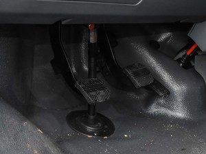 2021款2.3T V9前驱物流车长轴高顶 7座 国VI 中控区