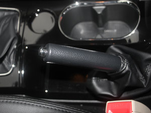 2017款1.9T 手动两驱豪华型 5座 驻车制动器