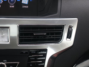 2017款1.9T 手动两驱豪华型 5座 中控区