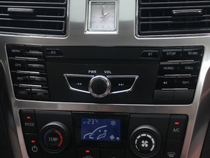 2017款1.9T 手动两驱豪华型 5座 中控区