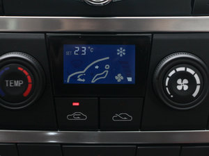 2017款1.9T 手动两驱豪华型 5座 中控区