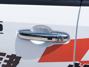 2019款2.4T 自动两驱尊贵版 汽油 国V 主驾门拉手