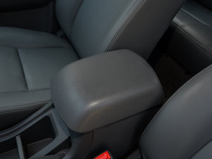 2014款2.8T 柴油版精英型 中央扶手箱